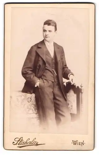 Fotografie Stahala, Wien, Langegasse 46, attraktiver junger Mann lässig angelehnt mit der Hand in der Tasche