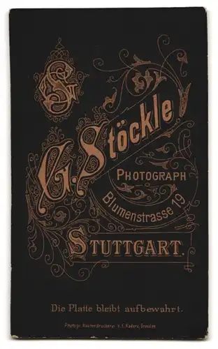 Fotografie G. Stöckle, Stuttgart, Blumenstrasse, elegantes Paar hält verliebt Händchen
