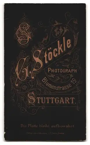 Fotografie G. Stöckle, Stuttgart, Blumenstrasse 19, gutbürgerlicher Herr mit gezwirbeltem Schnauzer und Brille