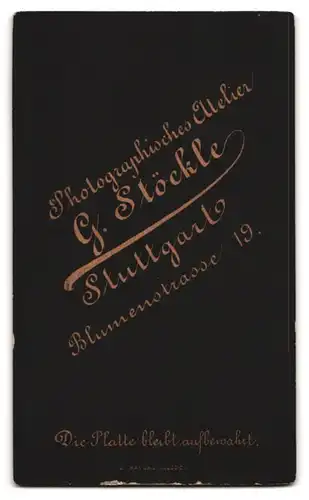 Fotografie G. Stöckle, Stuttgart, Blumenstrasse 19, gutbürgerliches Paar posiert in eleganten Kleidern