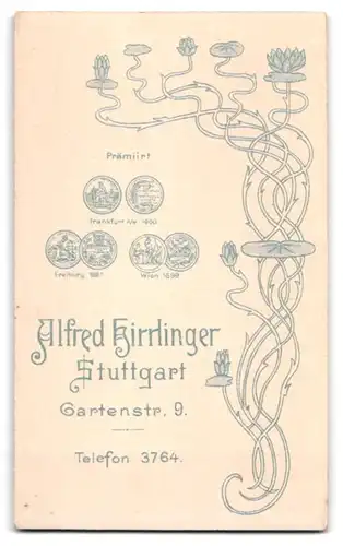 Fotografie A. Hirrlinger, Stuttgart, Gartenstrasse 9, kleines hübsches Mädchen im elegantem Kleid und herzhaftem Lachen