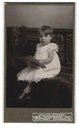 Fotografie Julius Stoess, Stuttgart, Sophienstrasse 36, kleines süsses Mädchen im weissem Kleidchen und mit Buch