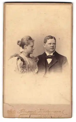 Fotografie Benque & Kindermann, Düsseldorf, Elberfelderstr. 4, Portrait eines elegant gekleideten Paares