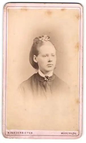 Fotografie M. Panzerbieter, Würzburg, Zwinger 40, Portrait blondes Fräulein mit Flechtdutt