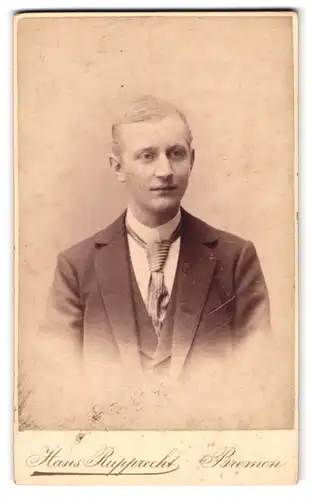 Fotografie Hans Rupprecht, Bremen, Osterthorsteinweg 61, Portrait blonder junger Mann mit Krawatte im Jackett