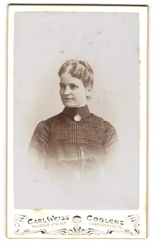 Fotografie Carl Weiss, Coblenz, Löhrstr. 70, Portrait bildschöne junge Frau mit Brosche am Blusenkragen