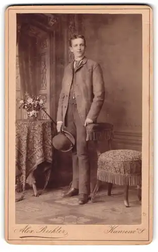 Fotografie Alex. Richter, Kamenz i. S., Portrait junger charmanter Mann mit Hut und Flanierstock