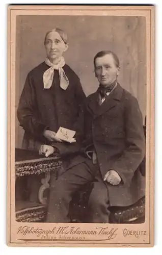Fotografie M. Ackermann, Görlitz, Schützenstr. 2, Portrait eines elegant gekleideten Paares
