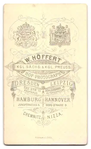 Fotografie W. Höffert, Dresden, Seestr. 10, Portrait eines elegant gekleideten jungen Paares