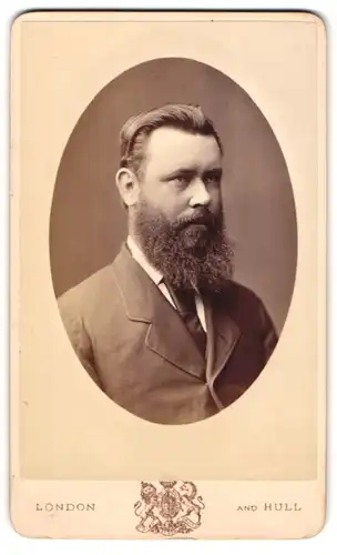 Fotografie T. C. Turner, London-Islington, 17 Upper Street, Portrait stattlicher Herr mit Vollbart