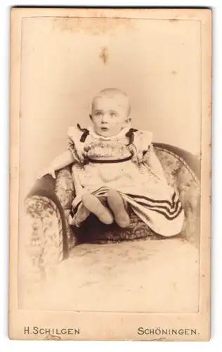 Fotografie H. Schilgen, Schöningen, Am Bahnhof, Portrait süsses Baby im niedlichen Kleidchen