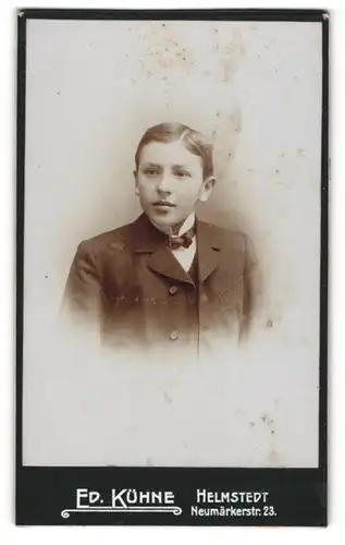 Fotografie Ed. Kühne, Helmstedt, Neumärkerstr. 23, Portrait frecher Bube mit Scheitel im Jackett