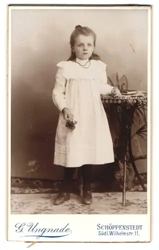 Fotografie G. Ungnade, Schöppenstedt, Südl. Wilhelmstr. 11, Portrait bildschönes Mädchen im weissen Kleid