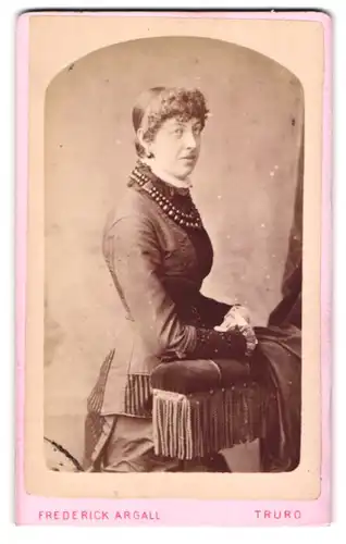 Fotografie Frederick Argall, Truro, High Cross, Portrait brünette junge Frau mit Perlenhalsschmuck