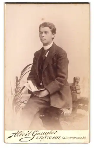 Fotografie Albert Gaugler, Stuttgart, Calwerstr. 58, Portrait junger Mann mit Buch in den Händen