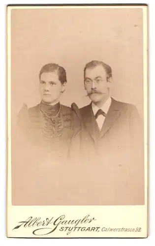 Fotografie Albert Gaugler, Stuttgart, Calwerstr. 58, Portrait eines elegant gekleideten Paares