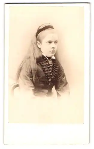 Fotografie unbekannter Fotograf und Ort, junges blondes Mädchen im dunklen Kleid mit langen offenen Haaren und Haarband