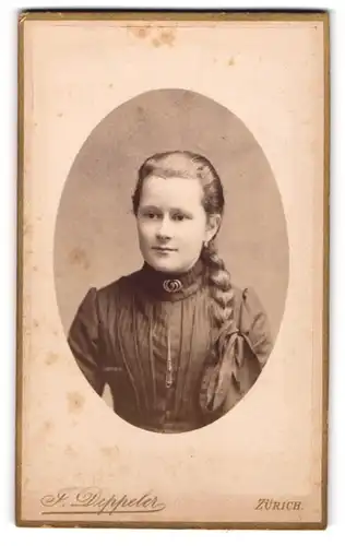 Fotografie F. Deppler, Zürich, Portrait junge Frau im dunklen Kleid mit geflochtenem Zopf