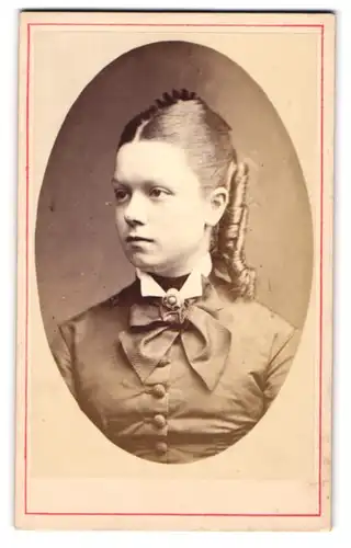 Fotografie London Stereoscopic & Photogr. Co., London, hübschens junges Mädchen mit Korkenzieherlocken und Brosche