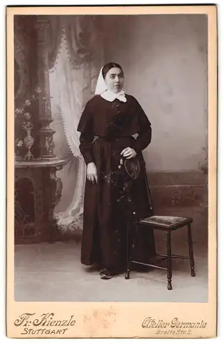 Fotografie Fr. Kienzle, Stuttgart, junge Nonne im Habit mit Haube posiert im Atelier