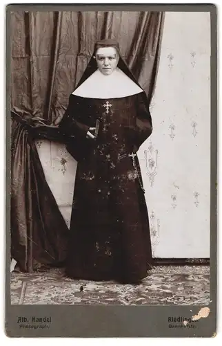 Fotografie Alb. Handel, Riedlingen, Portrait junge Nonne im Habit mit Rosenkranz und Kruzifix