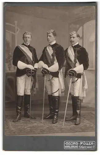 Fotografie Georg Müller, Karlsruhe, drei Studenten im vollen Wichs mit Schläger und Biertönnchen