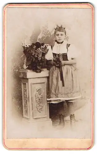 Fotografie unbekannter Fotograf und Ort, Portrait junges Mädchen zum Fasching als Weinkönigin