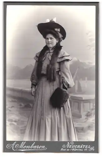 Fotografie A. Monbaron, Neuchatel, junge Frau im hellen Kleid mit Muff und Pelzschal trägt breiten Hut