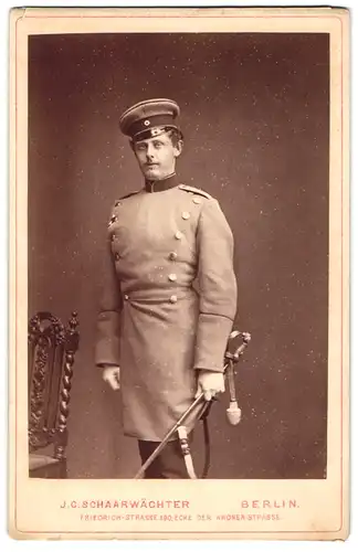 Fotografie J. C. Schaarwächter, Berlin, Portrait junger Soldat in Uniform mit Säbel und Schirmmütze