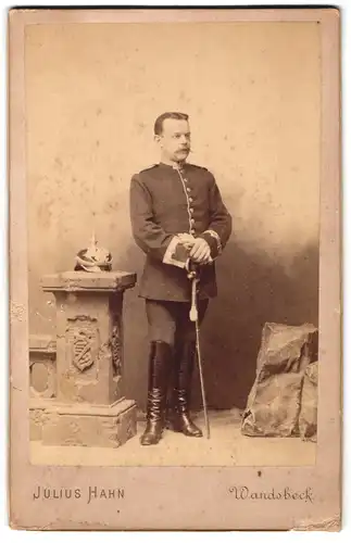 Fotografie Julius Hahn, Wandsbeck, Uffz. Hermann Preller in Uniform mit Pickelhaube und Säbel im Atelier