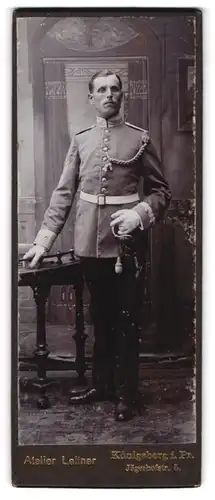 Fotografie Atelier Leitner, Königsberg i. Pr., Uffz. in Uniform mit Schützenschnur und Säbel