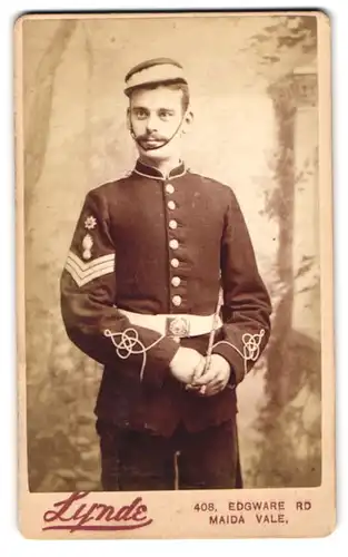Fotografie Lynde, London-Maida Vale, englischer Soldat in Uniform mit Ärmelabzeichen Artillerie