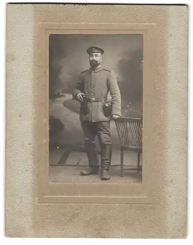 Fotografie Union Photographique Francaise, Lille, Soldat in Feldgrau Uniform mit Pistolentasche 08