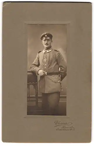 Fotografie Blesius, Hameln, Uffz. in Feldgrau Uniform Rgt. 22 mit Eisernes Kreuz und Bajonett