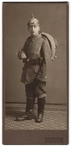 Fotografie Max Richter, Frankfurt / Oder, junger Soldat in Feldgrau Uniform mit Ersatz Pickelhaube und Ausmarschgepäck