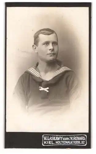 Fotografie W. Laskawy, Kiel, junger Matrose in Uniform mit Matrosenknoten