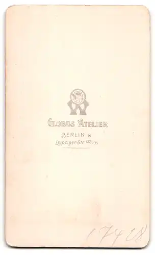 Fotografie Globus Atelier, Berlin, junger Matrose in Uniform mit Mützenband  Matrosen Division 