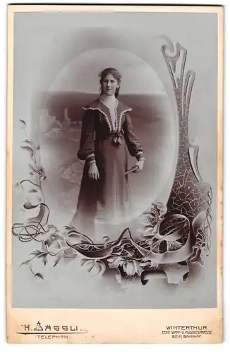 Fotografie H. Jäggli, Winterthur, junge Frau im dunklen Kleid mit Spitze, im Passepartout