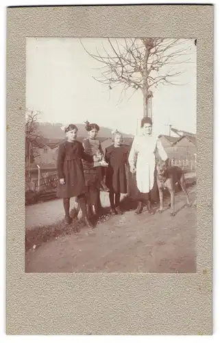 Fotografie unbekannter Fotograf und Ort, Mutter mit ihren drei Töchtern und ihrem Hund bei Fuss