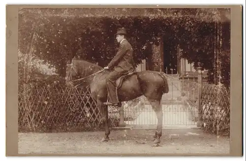 Fotografie G. Bopp, Weingarten, Herr im Anzug auf einem Pferd sitzend