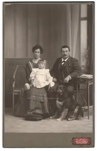 Fotografie H. Jäggli, Winterthur, Mutter und Vater mit ihrer Tochter und ihrem Hund im Atelier