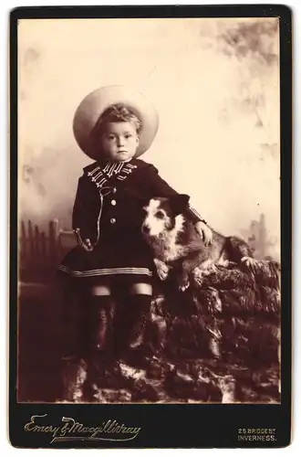 Fotografie Emery & Macgillirray, Inverness, kleines schottisches Mädchen mit ihrem Hund im Atelier