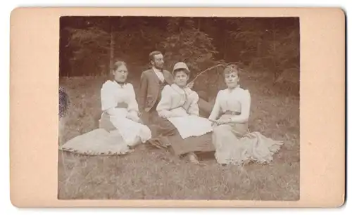 Fotografie unbekannter Fotograf und Ort, Herr mit drei jungen Damen bei einer Rast am Waldesrand