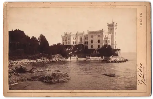 Fotografie G. Cobau. Trieste, Ansicht Trieste, Partie am Ufer mit Blick auf das Schloss Miramare