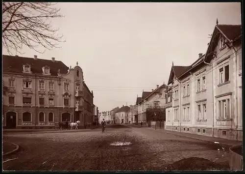 Fotografie Brück & Sohn Meissen, Ansicht Groitzsch, Bahnhofstrasse, Strasseneck mit Wohnhäusern