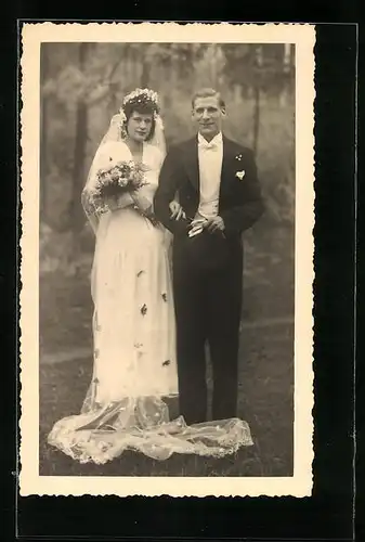 Foto-AK Brautpaar im Kleid und Anzug mit Zylinder