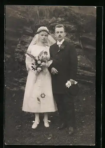 Foto-AK Brautpaar im Kleid und Anzug mit Chapeau Claque