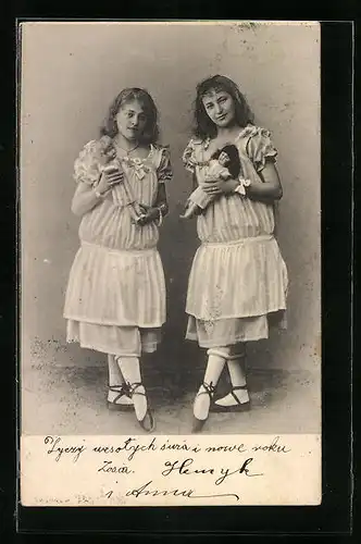 AK Junge Damen in Kleidern mit Puppen