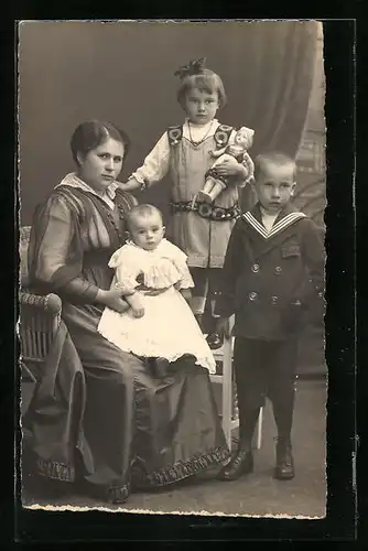 Foto-AK Familie im Portrait mit Puppe