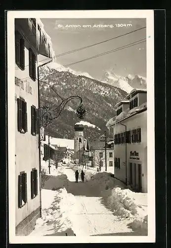 AK St. Anton am Arlberg, Strassenpartie am Gasthaus zum schwarzen Adler